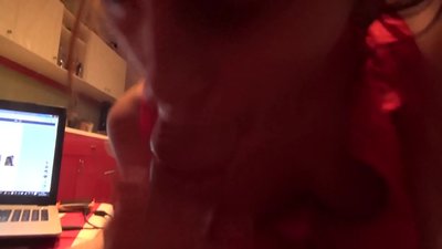 D'Schoulmeedchen suckelt dem Brudder säin Dick wärend keen doheem ass